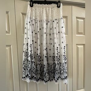 S/M black & white flower skirt